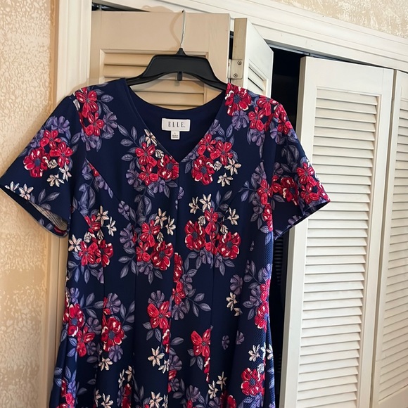 Elle - women's midi Dress Sz Large. Blue with red and purple flowers. V-neck - Picture 1 of 5